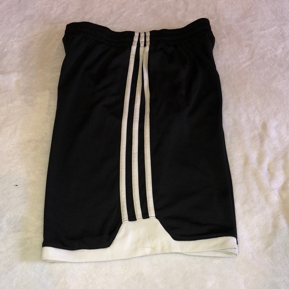 2 Adidas drawstring shorts with pockets - Picture 6 of 6